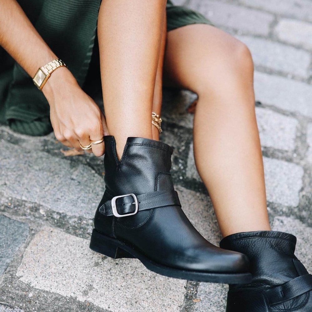 Frye Veronica Pull On Black Leather Short Booties